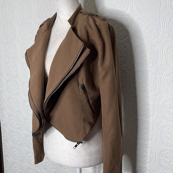 UMGEE | Tan Faux Suede Cropped Moto Jacket with Applets & Zipper Details - Picture 4 of 11